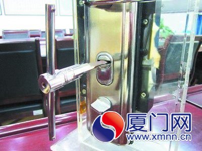 小偷自制螺絲刀撬摩托車等