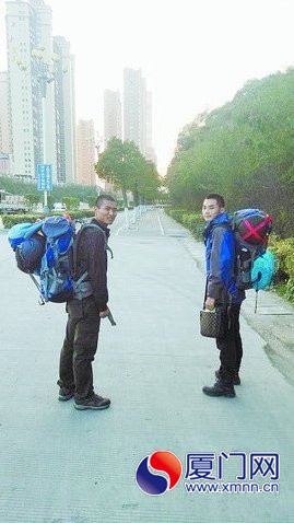 　兩名大學(xué)生走路加搭車回家