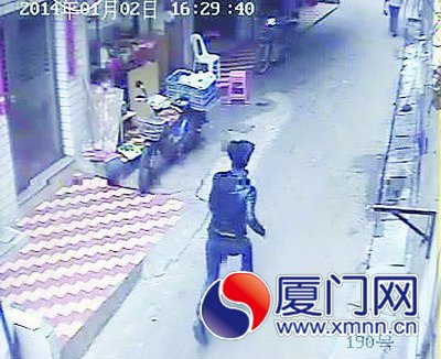 嫌疑人搶得金項鏈后逃跑