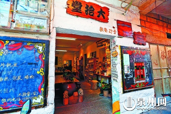 門旁的墻繪，讓這座古老的房子散發(fā)出新氣息