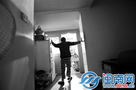 只能用手扶著墻壁前行