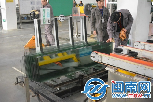 西河衛(wèi)浴玻璃加工生產(chǎn)線，正在進(jìn)行玻璃切割環(huán)節(jié)