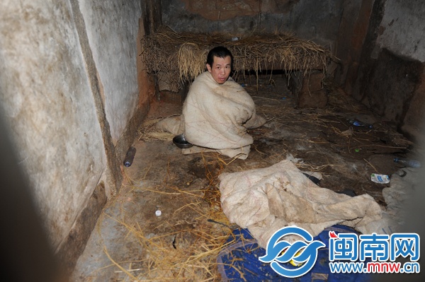 王清波被家人關(guān)進(jìn)石屋17年了