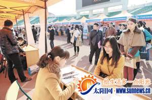 畢業(yè)生與用人單位現(xiàn)場洽談。