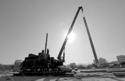 霞美新衛(wèi)生院建設(shè)現(xiàn)場(chǎng)工人在打樁作業(yè)