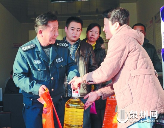 洛江區(qū)總工會(huì)為困難職工送食用油等物品