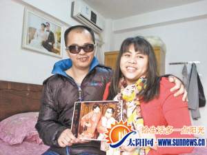 拿著一年前的結(jié)婚藝術(shù)照