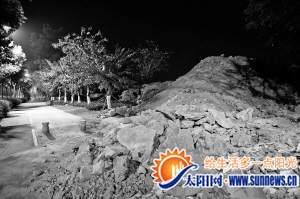 空地上堆滿了土塊