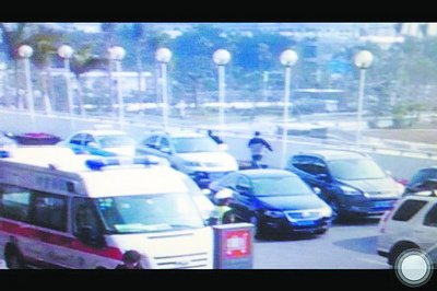 機場大樓的監(jiān)控記錄下王警官抓“小偷”的全過程