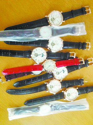 男子身上藏著十幾塊所謂的名表