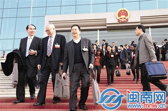 委員們手拿灰色手提袋走出會場