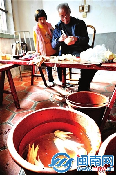 劉老伯手中的刻刀上下翻飛，雕出一朵白色的蘿卜花