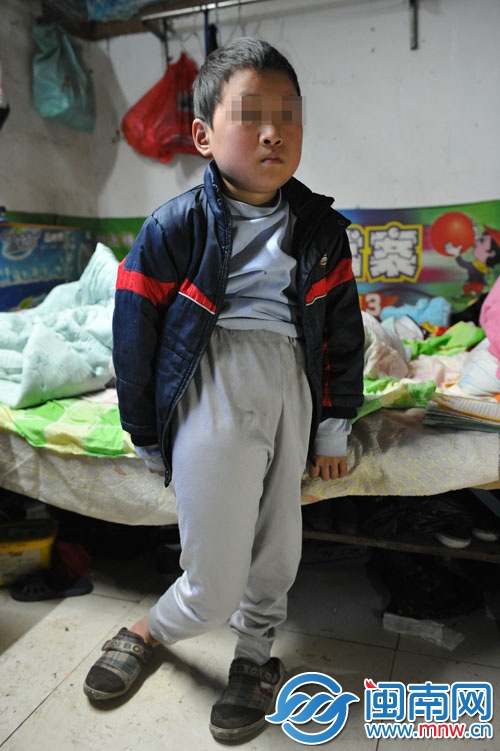 劉鑫扶著床沿，勉強站立