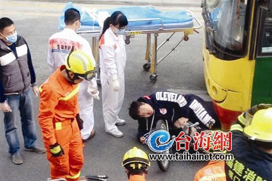 小董被壓在公交車下