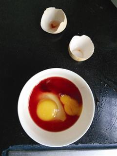 蛋清竟然是血紅的