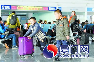 廈門北站候車廳的小旅客