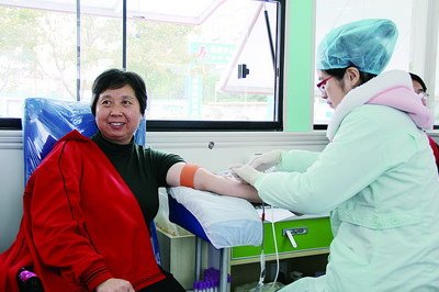 退休的李大姐加入到獻(xiàn)血的隊(duì)伍中