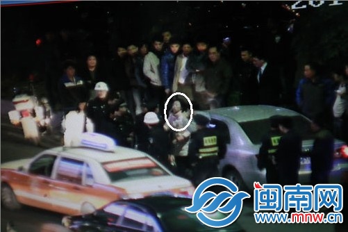 彭某（畫圈處）和警務(wù)人員爭(zhēng)吵