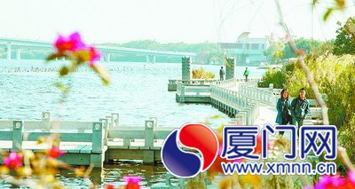 綠蔭掩映的木棧道沿水而建