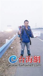 兩大學(xué)生搭便車回河南