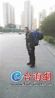 兩大學(xué)生搭便車回河南1