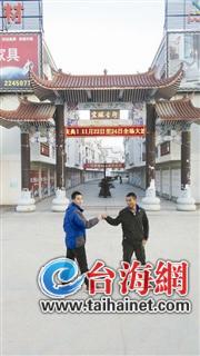 兩大學(xué)生搭便車回河南2