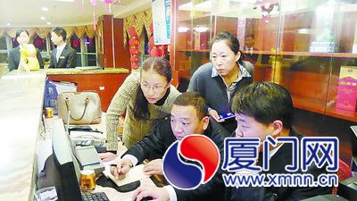 檢查人員在查看酒店臺(tái)賬