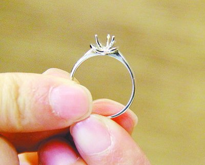 戒托上的鉆石掉了，只剩下爪子