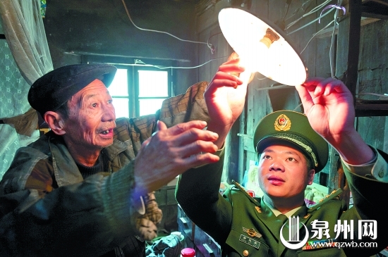 老人家燈泡壞了，邊防民警及時修好