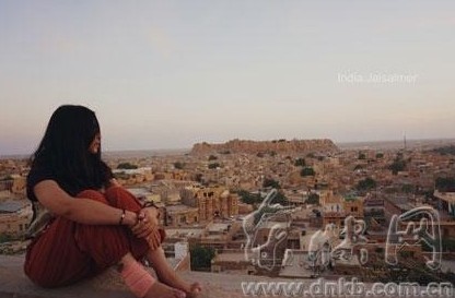 瓏鯉在印度的時(shí)候，不小心摔了一跤