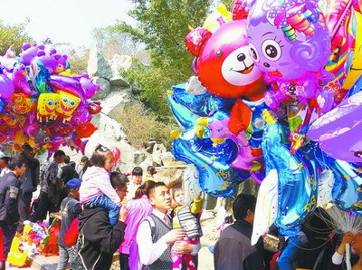 卡通氣球增添節(jié)日氣氛