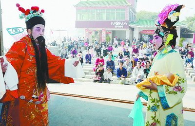 傳統(tǒng)戲曲演出吸引市民游客。