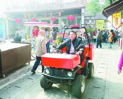 曾厝垵社區(qū)義務(wù)消防員巡邏勸導(dǎo)商家注意消防安全