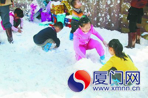 小朋友享受堆雪人的樂趣。