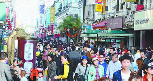 中山路步行街。（本報記者 梁偉 攝）