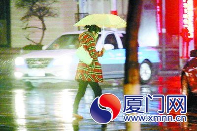 昨日，廈門(mén)天陰起風(fēng)降溫，當(dāng)晚9時(shí)許開(kāi)始下起雨來(lái)