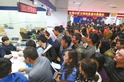 市行政服務(wù)中心迎來(lái)辦證高峰