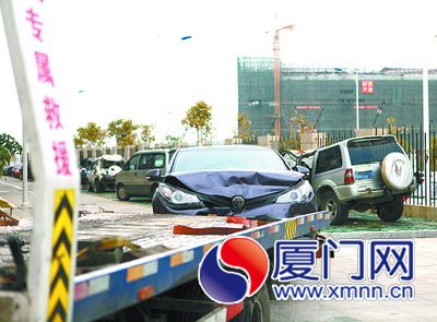 拖車公司春節(jié)忙著把事故車拖回廈門