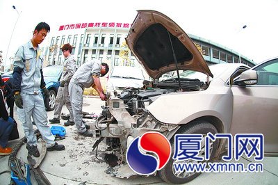 扎堆來(lái)定損的車輛讓工作人員忙壞了