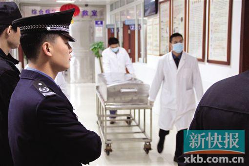 廣州押鈔員俯身撿手機(jī)時槍支走火