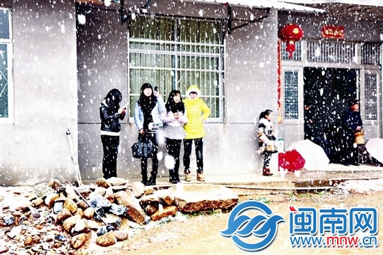 浦城飄起雪花，大伙兒拍照留念