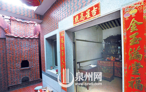 宮僅一間房間大小，內(nèi)奉祀佛像、關(guān)帝爺?shù)龋瑢m內(nèi)側(cè)還