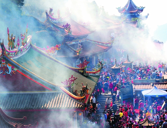 仙公山景區(qū)內(nèi)游人如織