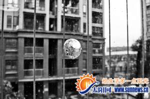 窗玻璃上的圓孔