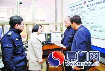 大年初三，市民評代表和效能監(jiān)督員在派出所了解民警