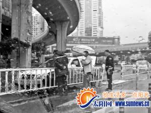 出租車撞斷護欄