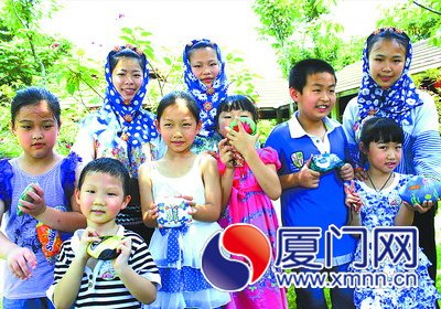 孩子們手捧DIY石頭彩繪