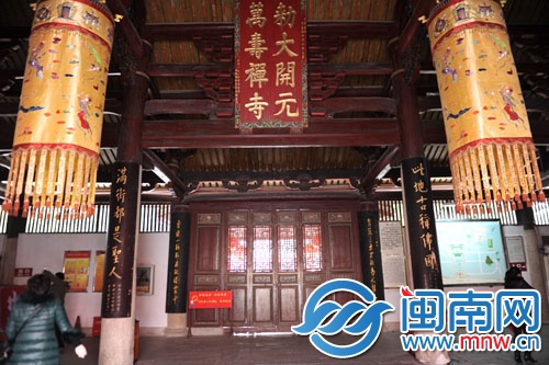 開元寺入門對聯(lián)：此地古稱佛國，滿街都是圣人