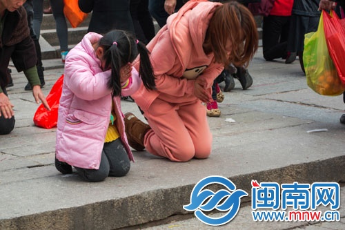 一對母女虔誠拜佛