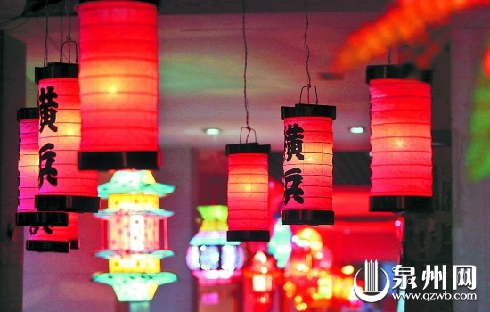 從日本空運來的小田原燈置入紅色燈泡，喜慶又別致